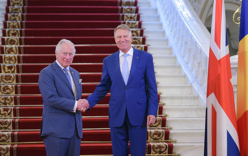 Klaus Iohannis se află la Londra, împreună cu soția sa, unde va participa la încoronarea regelui Charles. Ce fotografie au publicat cei doi