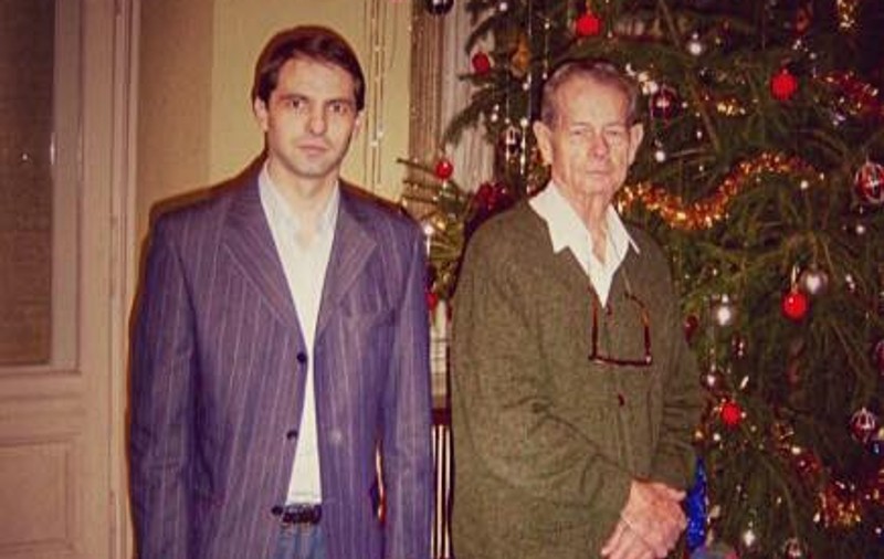 Dan Negru a făcut anunțul pe contul de socializare. “A urlat la mine regalistu’ mă-tii, aruncându-mi o cărămida în parbriz”