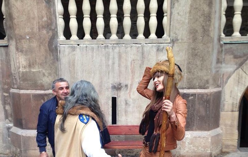Superba Evghenia, ghid pentru turiștii străini la Castelul Huniazilor