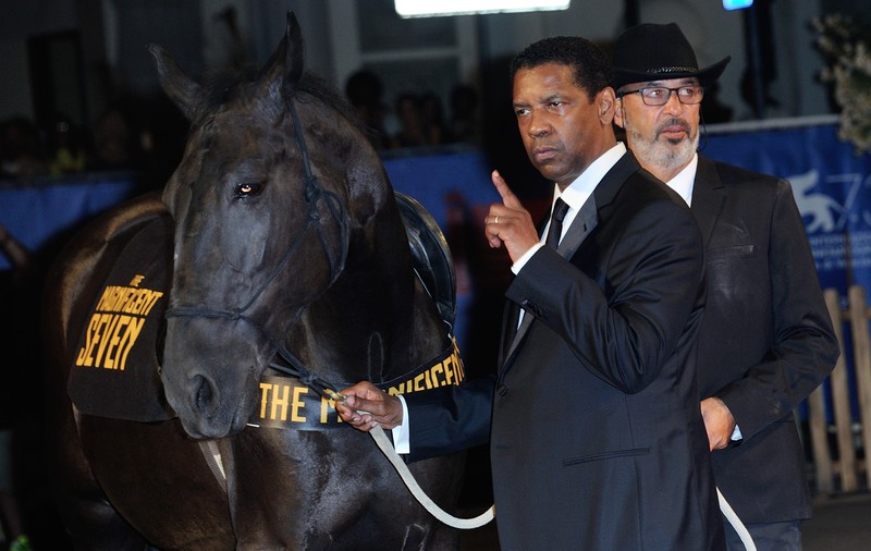 Denzel Washington, alături de mai mulți cai pe covorul roșu de la Festivalul de film de la Veneția | FOTO