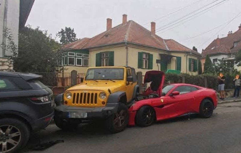 Un Ferrari roșu a lovit un Rubicon galben și a rămas blocat sub mașina de teren.