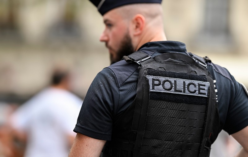 Au aruncat 5.000 de euro pe fereastră, către două femei, și s-au trezit cu poliția în apartament: caz bizar la Lyon