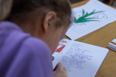 Un caiet pe care o fetiță ucraineană își notează ultima lecție de limba română