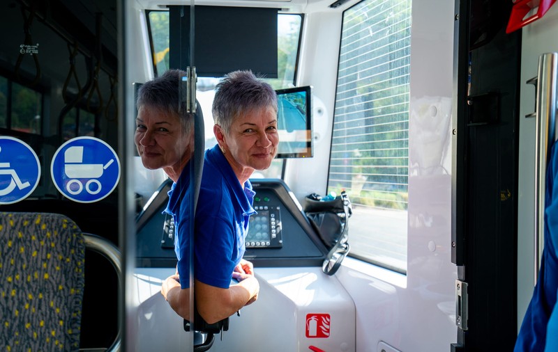 Despre infrastructura publică esențială. Cazul doamnei Adriana, îmblânzitoarea de tramvaie de la Reșița