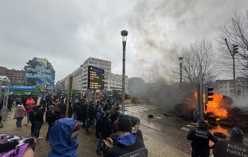 Bruxelles-ul, asediat în ziua reuniunii miniștrilor Agriculturii. Fermierii au blocat orașul cu tractoare și au dat foc la anvelope. Polițiștii au intervenit cu tunuri cu apă  | VIDEO