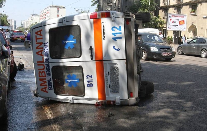 Accident în Mehedinţi! Trei răniţi după ce o ambulanţă a fost lovită de un automobil