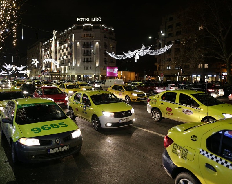 UPDATE: Protestul taximetriștilor din București față de Uber s-a încheiat. "Vom ieşi în fiecare seară, până se va face ceva" / FOTO&VIDEO