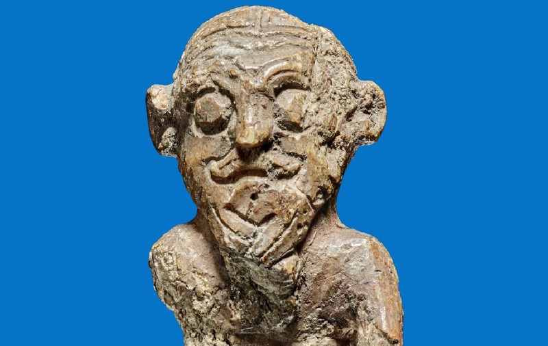 Primul „portret” al unui viking, descoperit în Danemarca pe o figurină din fildeş, diferă de imaginea consacrată. Ar putea fi un celebru rege
