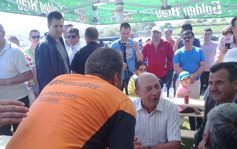 Traian BĂSESCU a băut BERE cu LOCALNICII din PEȘTERA! FOTO
