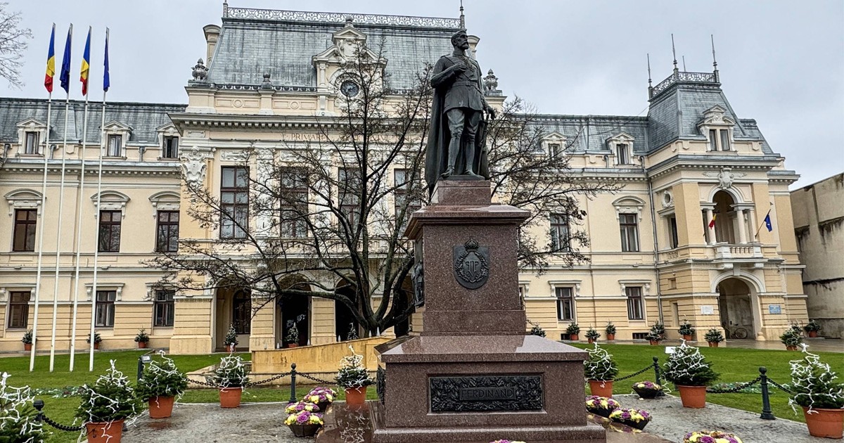 Clădirea primăriei din Iași în fațî căreia se află statuia regelui Ferdinand.