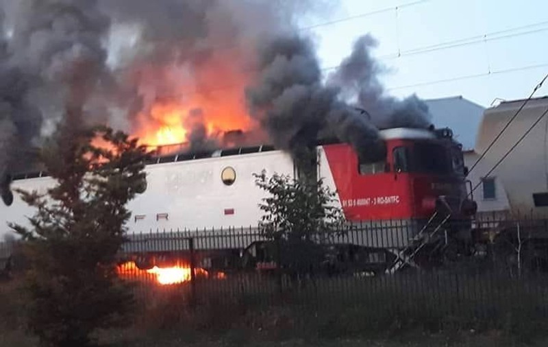 Locomotiva unui marfar a luat foc în Constanţa. Traficul feroviar și cel rutier a fost blocat