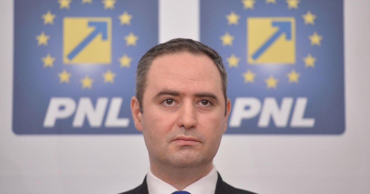 Alexandru Nazare, la o conferință de presă PNL