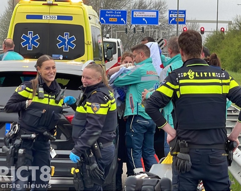 Polițiste cu lacrimi în ochi pe banda de urgență, unde au ajutat o femeie să nască o fetiță, pe o autostradă din Olanda | VIDEO
