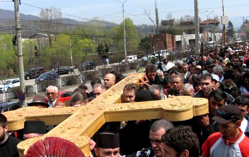 Peste 1.000 de participanţi la procesiunea religioasă „Drumul Crucii", la Hunedoara