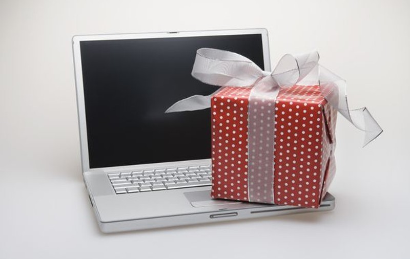 Nouă practică online! Cadourile nedorite de Crăciun, scoase la vânzare pe internet