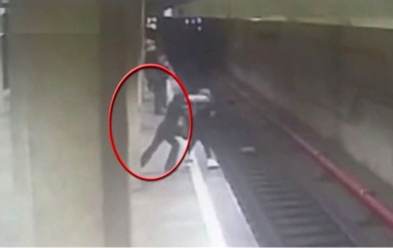 Tânăra împinsă la metrou de Magdalena Șerban nu a scăpat de coșmaruri: "O văd cum vine din întuneric să-mi facă rău"