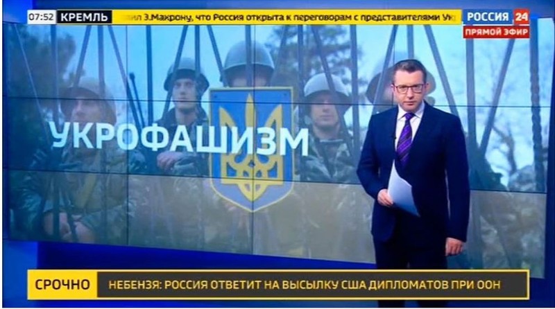 „Ukrofascism” - fascism ucrainean - este scris mare pe o poză cu militari, difuzată de postul Rossia 24