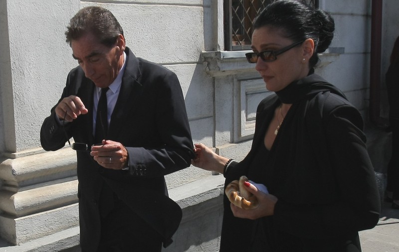 Petre Roman şi soţia lui, ÎN HOHOTE DE PLÂNS, DUPĂ ÎNMORMÂNTAREA LUI DINU PATRICIU | FOTO