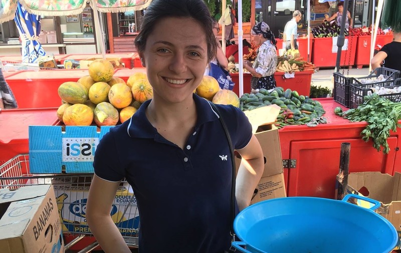 REPORTAJ/ A intrat la Medicină, dar acum vinde legume în piață ca să-și ajute familia. Indiferent de domeniu, important este să-ți dai silința (FOTO)