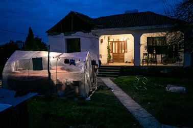 Pentru că nu mai poate locui în casă, o familie s-a mutat într-un cort de plastic, în curte