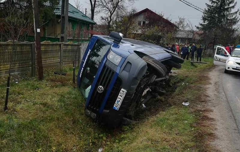 Un microbuz cu 11 persoane s-a răsturnat pe Valea Oltului, din cauza neadaptării vitezei de deplasare
