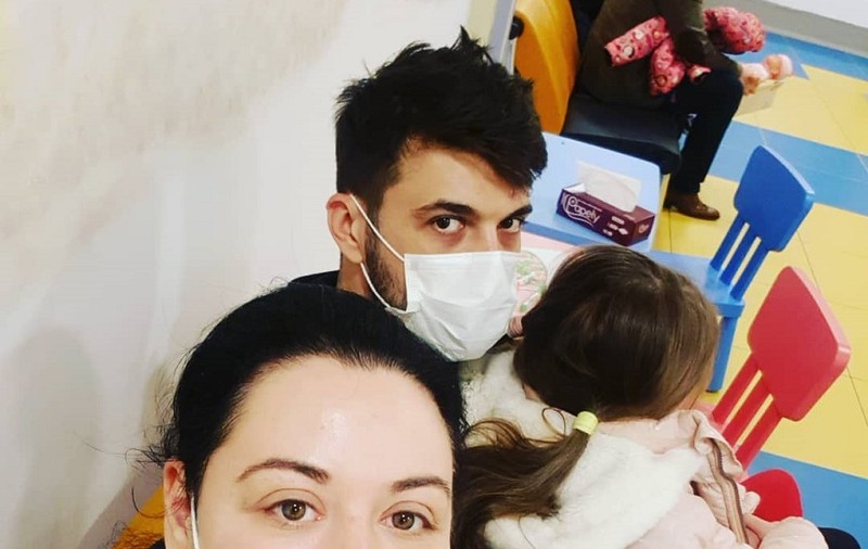 Oana Roman și Marius Elisei au ajuns din nou cu fetița la spital. „Sperăm ca totul să fie bine”