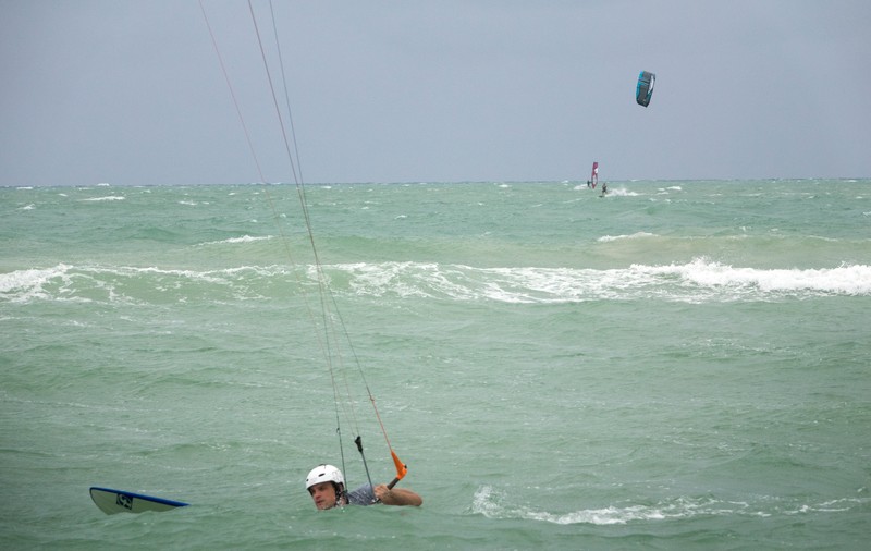 Uraganul Matthew: Americanii au ignorat ordinele de evacuare și au ieșit să facă surf
