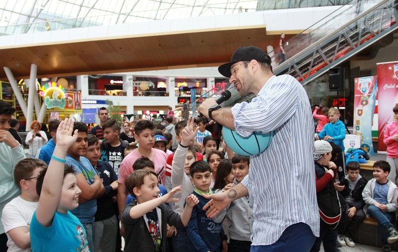 Virgil Stănescu, președintele echipei de baschet Steaua, a dat lecții de baschet în mall