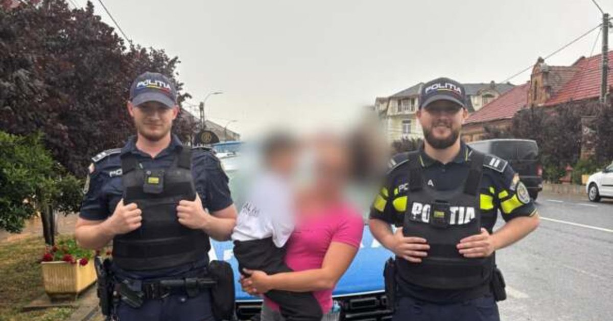 Fetița speriată și- regăsit mama datorită polițiștilor. Foto Tion