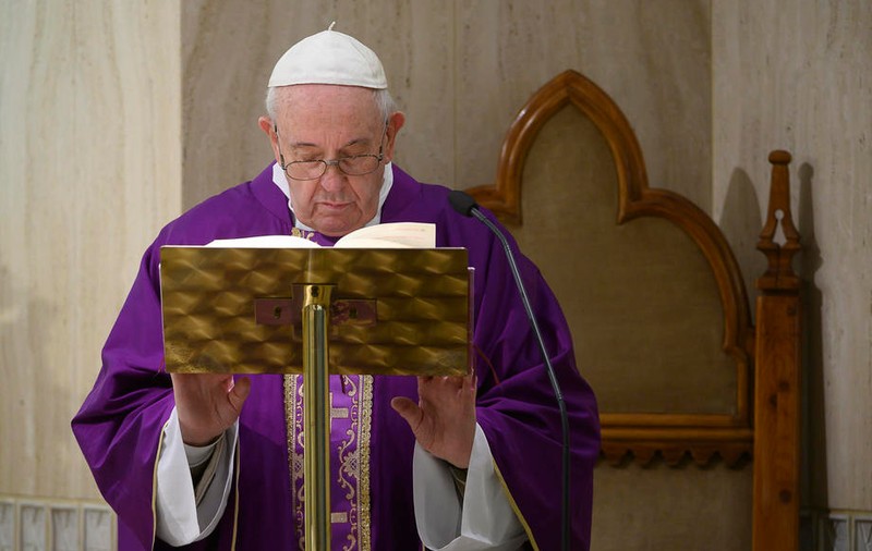 Papa Francisc s-a rugat pentru toți cei implicați în lupta contra coronavirusului. A ținut slujba înainte de Săptămâna Patimilor