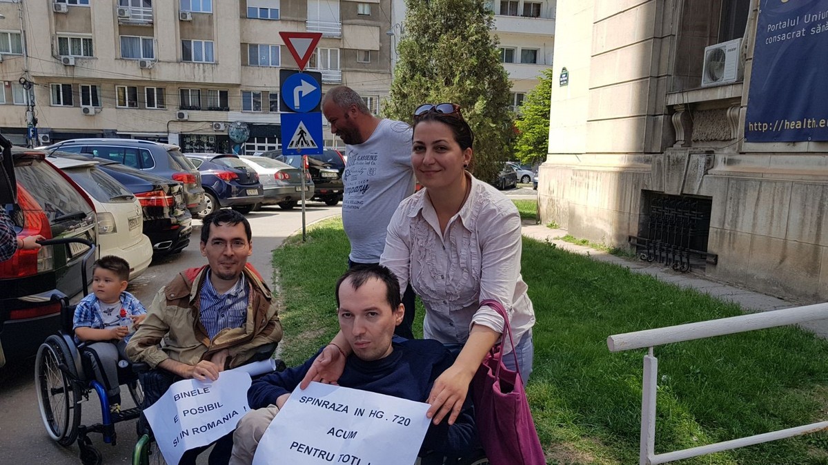 Pacienti cu amiotorfie spinala au venit la Ministerul Sanatatii pentru a primi un tratament, unic in lume