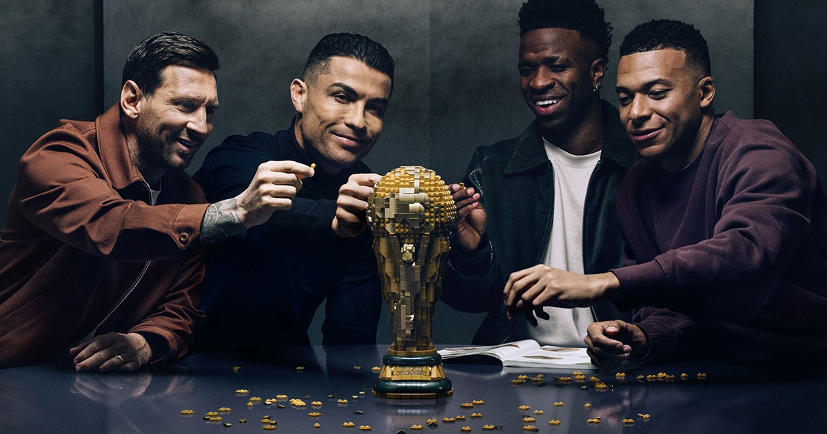 Cei mai importanți jucători de fotbal, Lionel Messi, Cristiano Ronaldo, Vinicius Junior and Kylian Mbappé construiesc Cupa Mondială din lego.