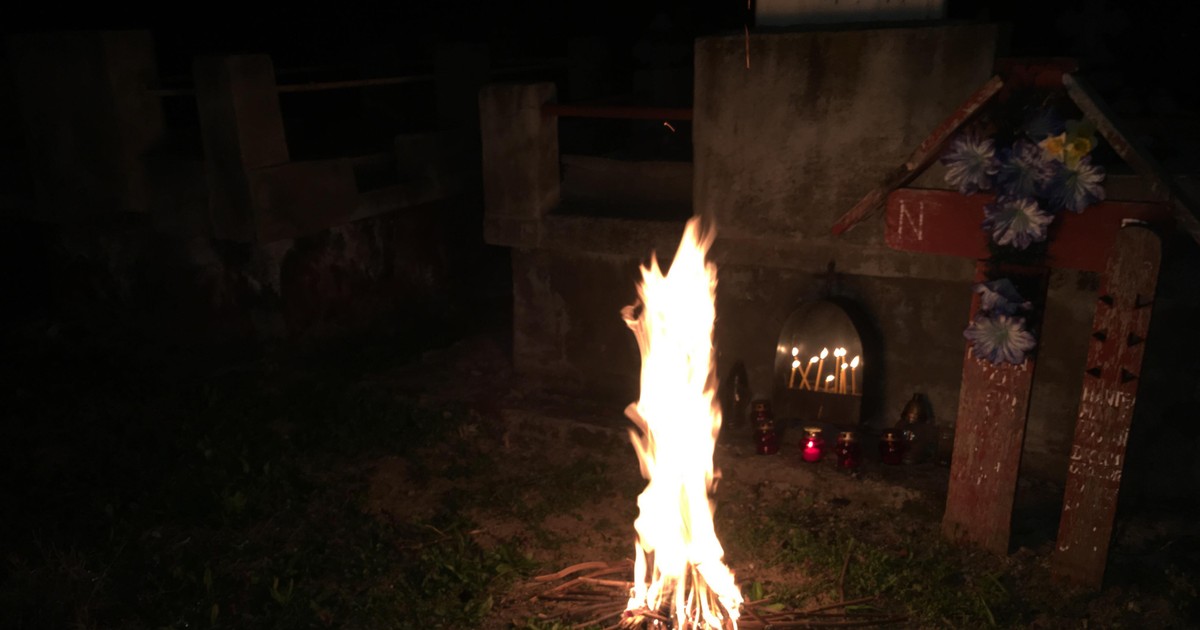 Doljenii își pomenesc morții de Joimari cu foc și apă
