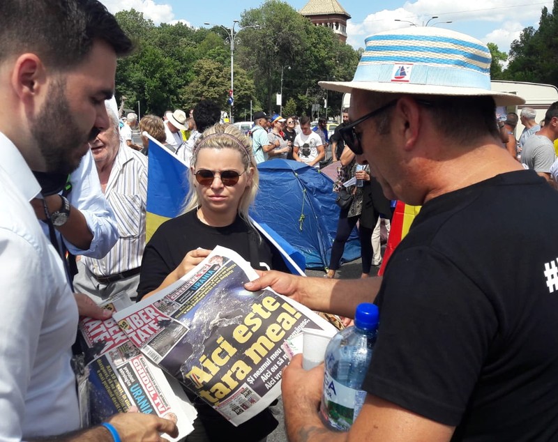FOTO/Libertatea din piață. ”Aici e țara mea și neamul meu cel românesc”
