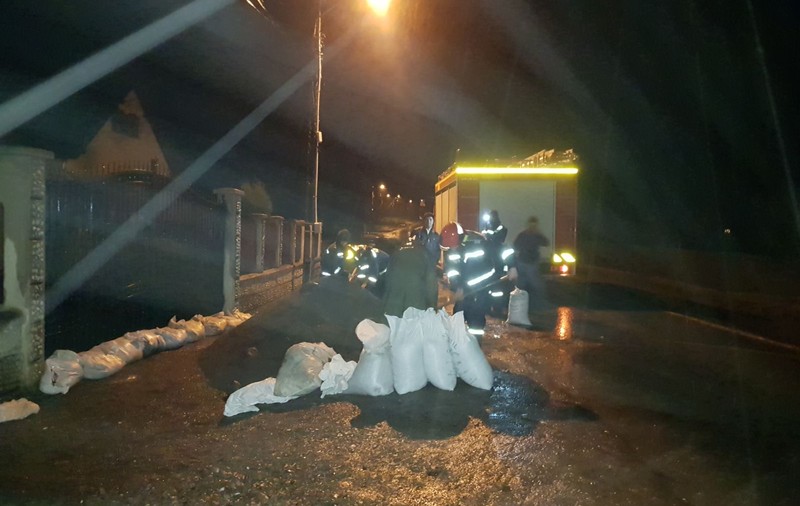 VIDEO/ Gospodării din trei localități din județul Covasna au fost inundate. Pompierii intervin pentru evacuarea apei/ FOTO