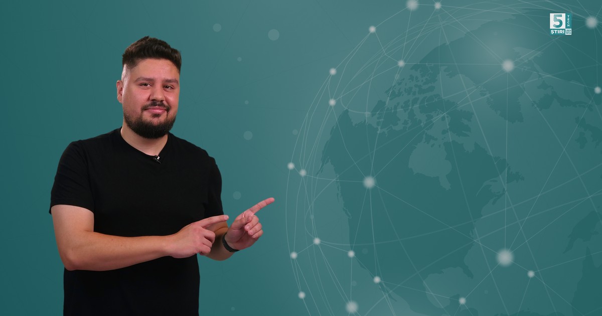 Claudiu Rapan, gazda rubricii 5 știri by Libertatea - Tech, îmbrăcat într-un tricou negru, pe un fundal turquoise.