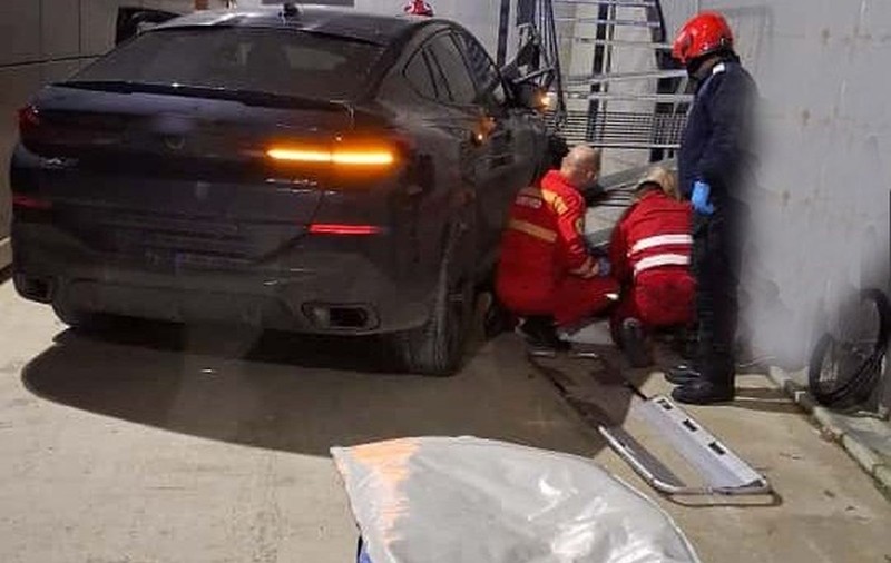 Doi tineri în scaun cu rotile și asistenta care îi însoțea, spulberați de o mașină în curtea unui centru medical din Bihor: unul dintre ei a murit