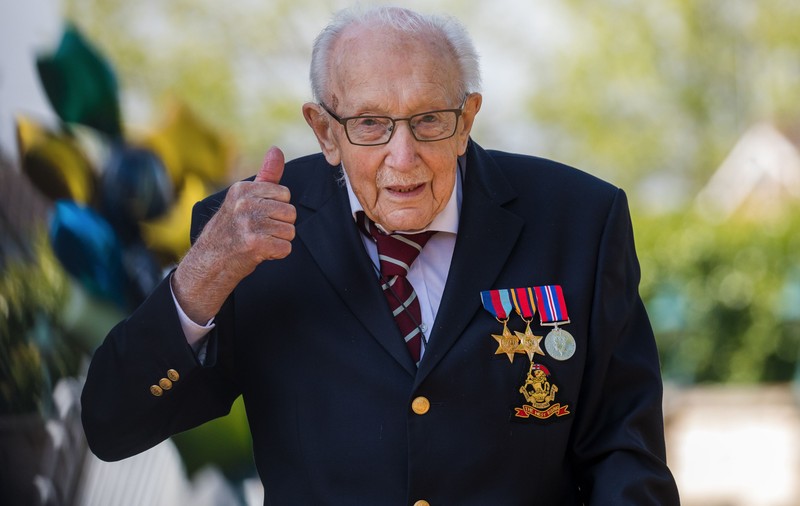 Veteranul Tom Moore, pe primul loc în topul muzical din Marea Britanie! Căpitanul care strânge bani pentru spitale a înregistrat un duet cu Michael Ball