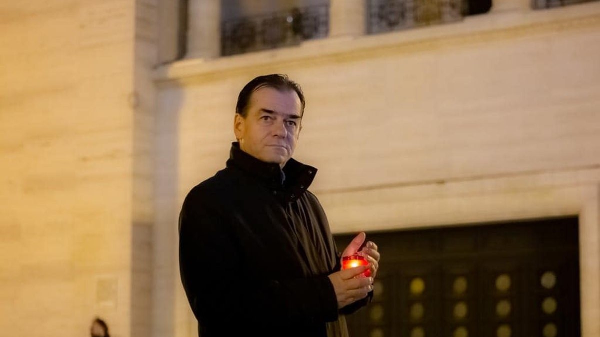 Ludovic Orban, în Piața Operei din Timișoara, unde a aprins candele în memoria celor care au murit la Revoluția din 1989. Foto: Facebook