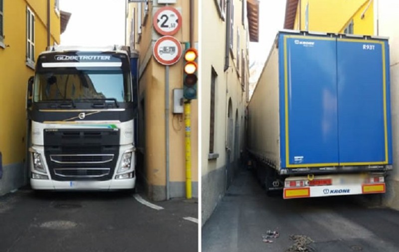 Un șofer român s-a blocat cu tirul pe o străduță din Italia!