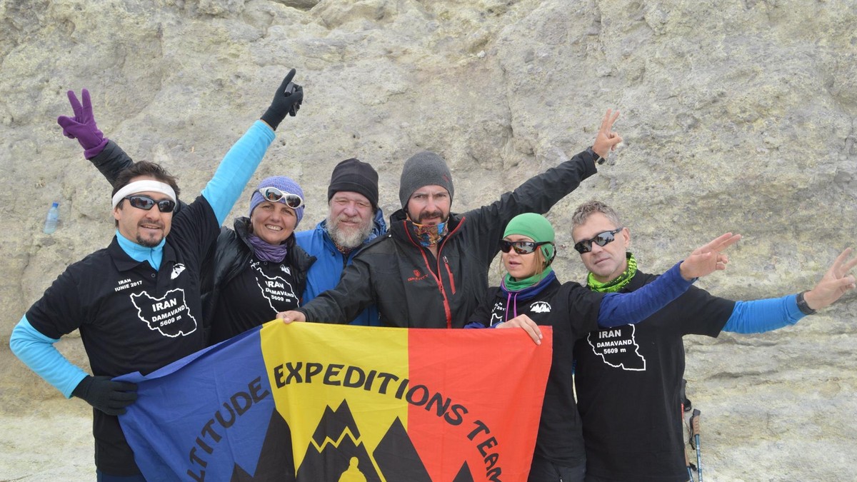 Doi copii alpiniști morți, nici un vinovat La patru luni de la avalanșa ucigașă care i-a ucis fata în Retezat, Ovidiu Popescu e din nou pe munte, iar investigatorii încearcă să rezolve cazul
