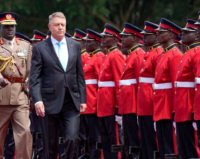 PRIMELE IMAGINI CU IOHANNIS ÎN AFRICA. „Ai venit cu ploaie!”, i-a spus șeful statului kenyan lui Iohannis. Președintele României i-a răspuns cu o vorbă din bătrâni