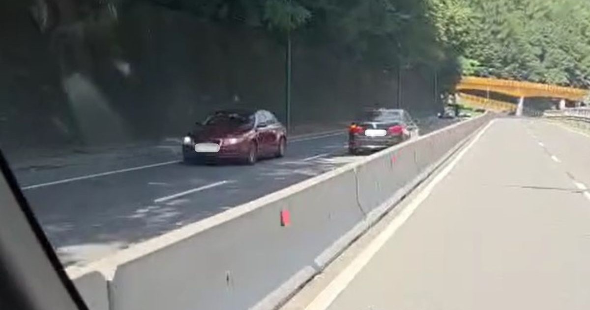 BMW negru filmat mergând pe contrasens pe DN1, la ieșirea din Sinaia, pe sensul spre București, august 2025