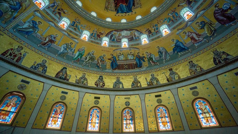 Vitraliile Catedralei Naționale. Foto: basilica.ro