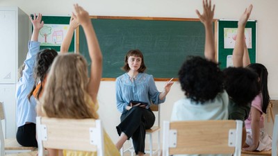 Profesorii și directorii pot calcula ce salariu vor primi în 2027: câți bani vor primi conform noii legi a salarizării