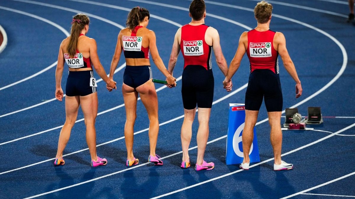 Norvegienii Henriette Jæger, Amalie Hammlid Iuel, Karsten Warholm și Andreas Ofstad Kulseng se țin de mână înainte de finala mixtă de ștafetă de 4x400 de metri din timpul Campionatelor Europene de atletism 2026 de pe Alexander Stadium din Birmingham