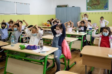 Când elevii vorbesc în acelaşi timp, învăţătorul îi roagă să intre în „căsuţa liniştii”