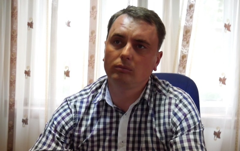 VIDEO/ Ce face un primar când i-a plecat jumătate de comună la muncă în străinătate. Interviu cu Anton Anti, primarul din Butea, Iași