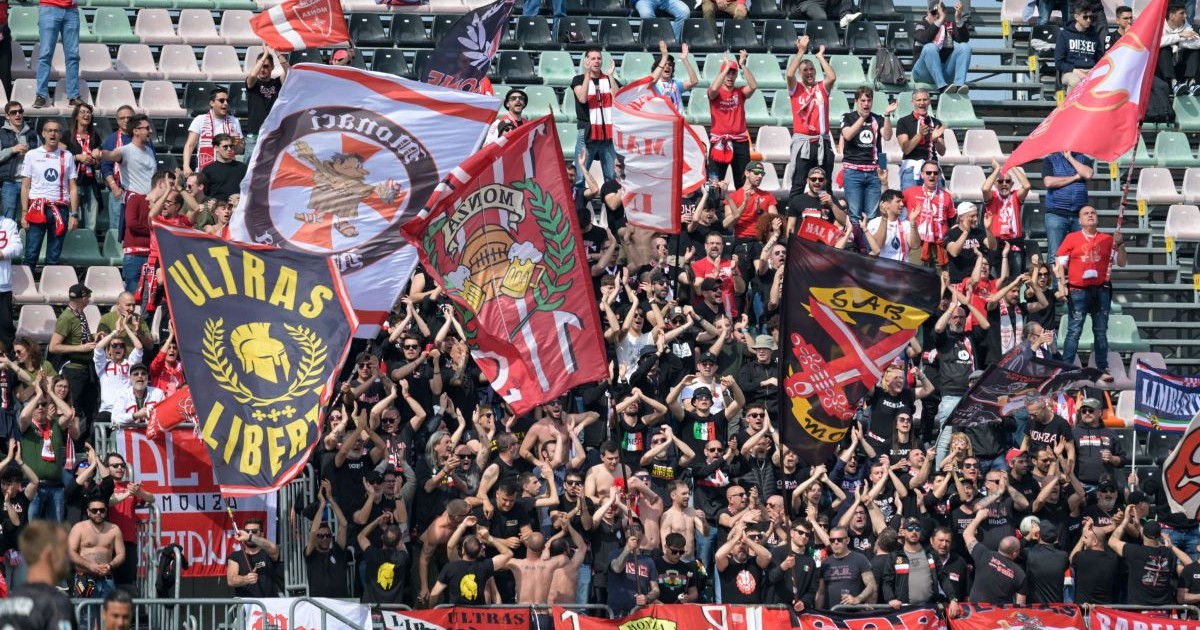 Suporterii echipei italiene AC Monza scandează în tribune în timpul meciului cu Venezia, din deplasare, 12 aprilie 2025