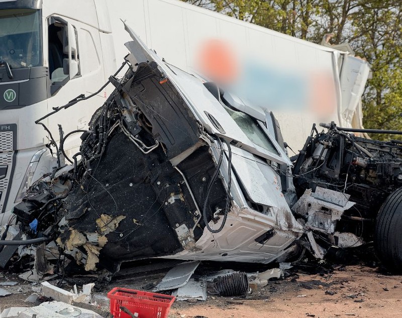 Un șofer român de TIR a murit pe loc, strivit în cabina făcută bucăți pe o autostradă din Germania: „A intrat fără frâne”